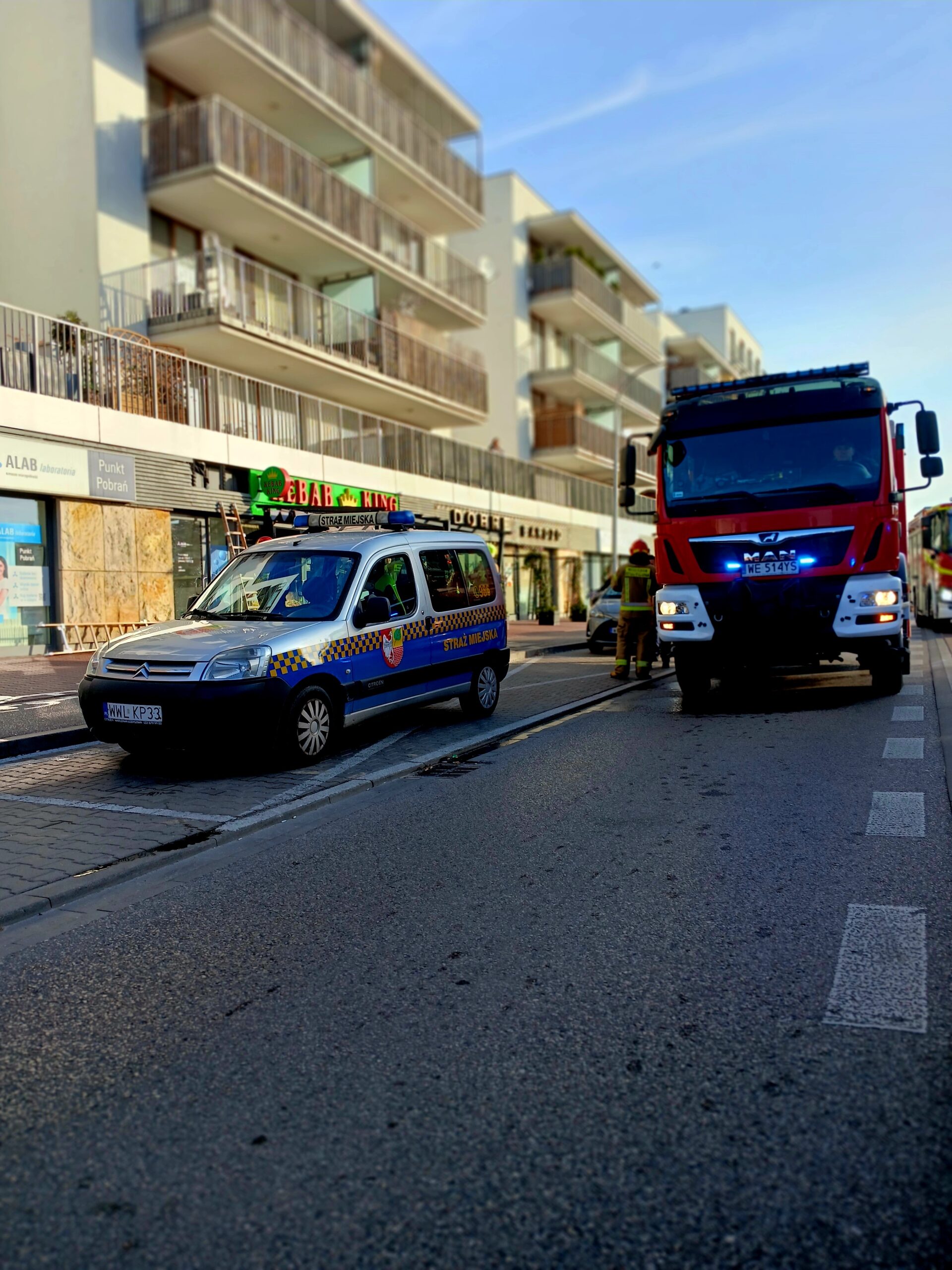 Pożar neonu nad restauracją kebab w Ząbkach -szybka reakcja służb!